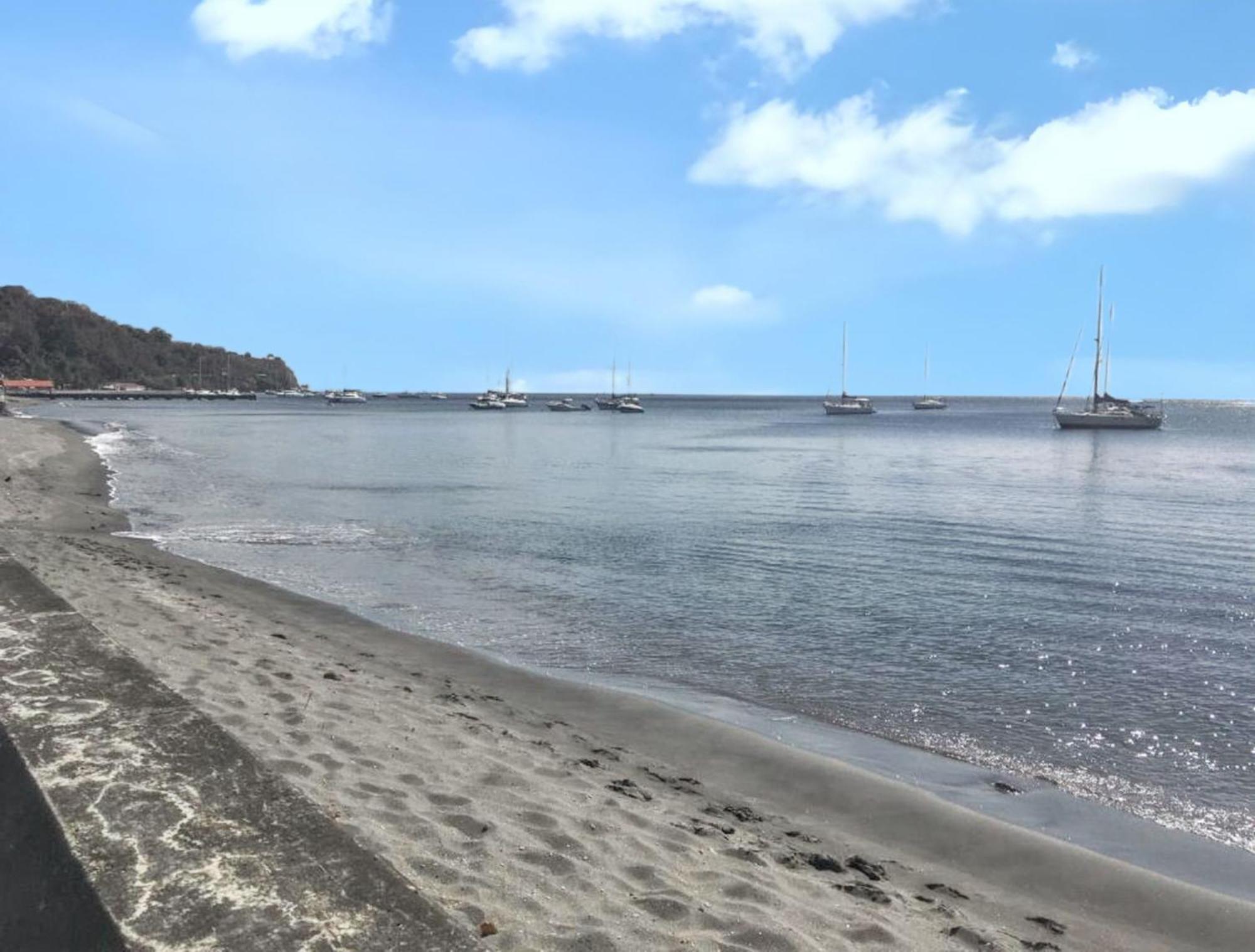 Maison De Charme A Saint-Pierre Avec Vue Sur Mer Et Montagne Exterior foto